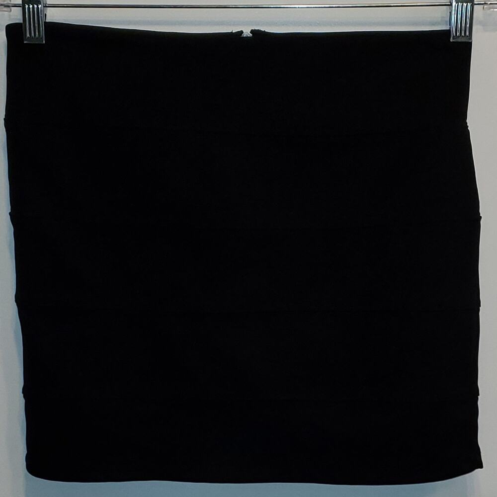 Ambiance Apparel Black Mini Tiered Skirt 1/4 Zip in Back Size Small